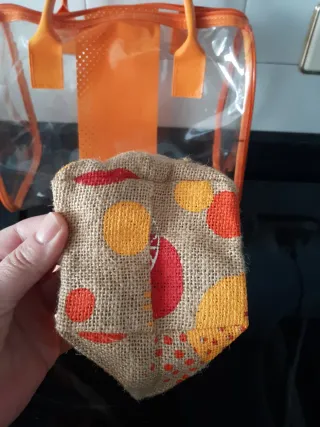 2 neceseres: transparente y tela+regalo de pareo