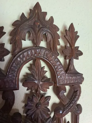 Estante de pared vintage de madera tallada