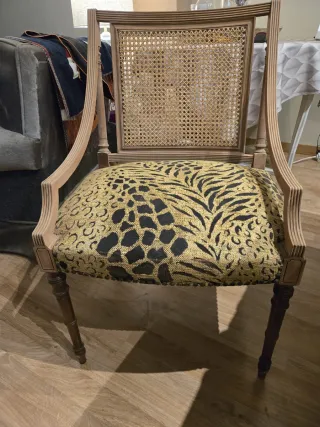 Sillas restauradas con asiento estampado