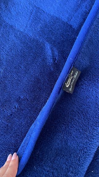 Manta de invierno azul con relieve floral