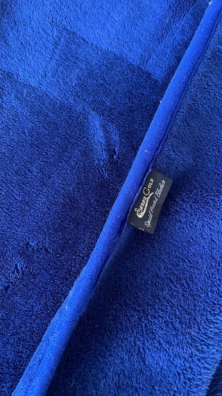 Manta de invierno azul con relieve floral