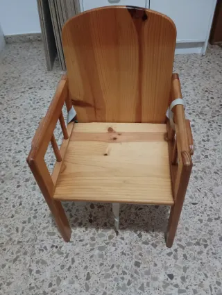 Trona de madera para niños