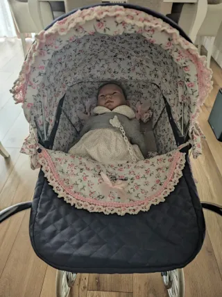 Carrito de bebé clásico con capazo y bebe incluido