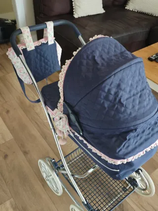 Carrito de bebé clásico con capazo y bebe incluido