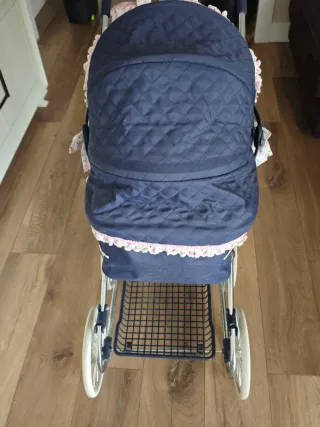 Carrito de bebé clásico con capazo y bebe incluido