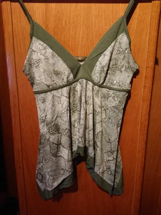 Camiseta tirantes verde estampado animal print