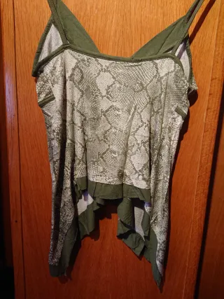 Camiseta tirantes verde estampado animal print