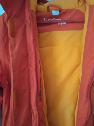 Cazadora naranja con detalles blancos