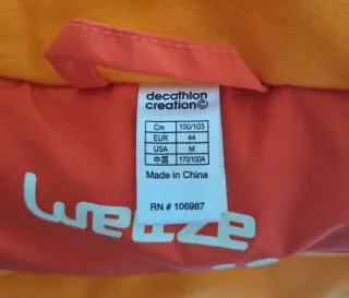 Cazadora naranja con detalles blancos