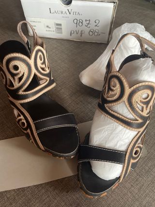 Zapatos tacón Laura Vita beige/negro sin estrenar