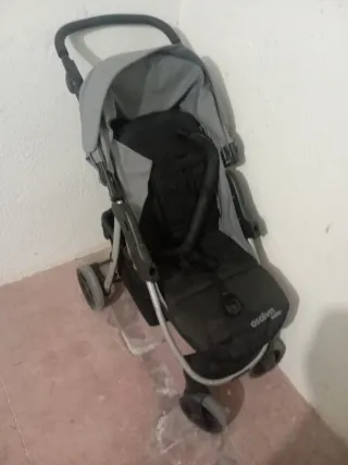 Cochecito de bebé gris y negro