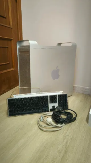 Apple Power Mac G5 2005 + Teclado + Cables