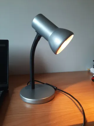 Lámpara de mesa gris