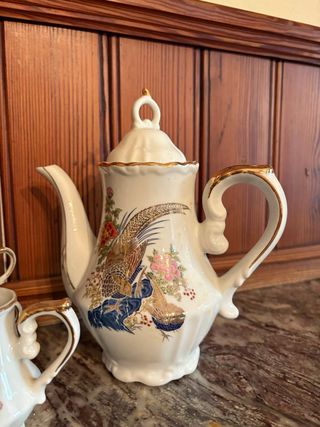 Conjunto de tazas y tetera de porcelana