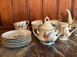 Conjunto de tazas y tetera de porcelana