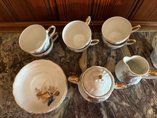 Conjunto de tazas y tetera de porcelana