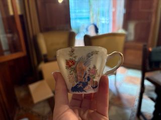 Conjunto de tazas y tetera de porcelana