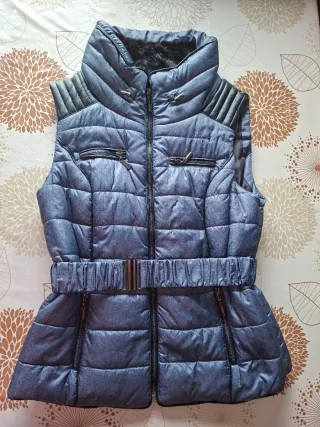 Chaleco acolchado con cinturón