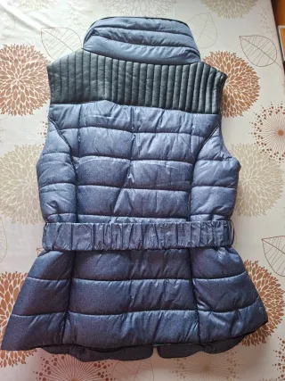 Chaleco acolchado con cinturón