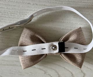 Pajarita artesanal de estilo rústico color beige.