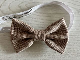 Pajarita artesanal de estilo rústico color beige.