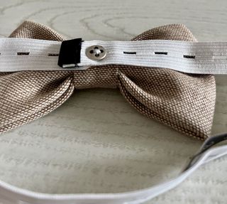 Pajarita artesanal de estilo rústico color beige.