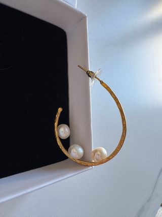 Pendientes dorados de aro con perlas marca Aware