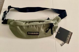 Riñonera Napapijri verde con etiquetas