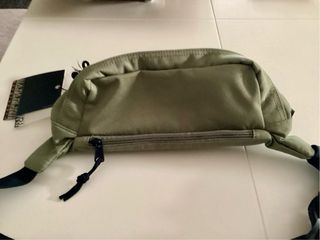 Riñonera Napapijri verde con etiquetas