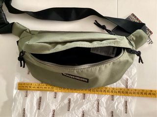 Riñonera Napapijri verde con etiquetas