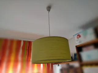 Lámpara colgante cilíndrica de tela.