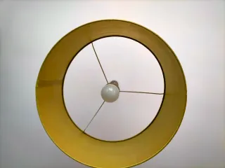 Lámpara colgante cilíndrica de tela.