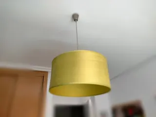 Lámpara colgante cilíndrica de tela.