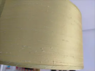 Lámpara colgante cilíndrica de tela.