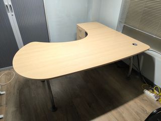 Mesa de oficina profesional en L