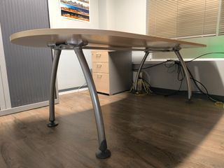 Mesa de oficina profesional en L