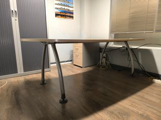 Mesa de oficina profesional en L