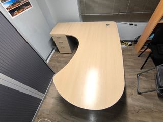 Mesa de oficina profesional en L
