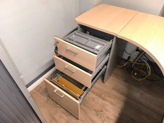 Mesa de oficina profesional en L