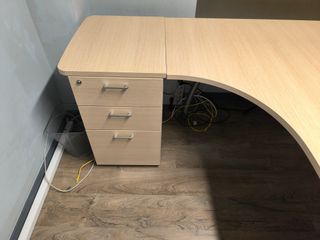 Mesa de oficina profesional en L