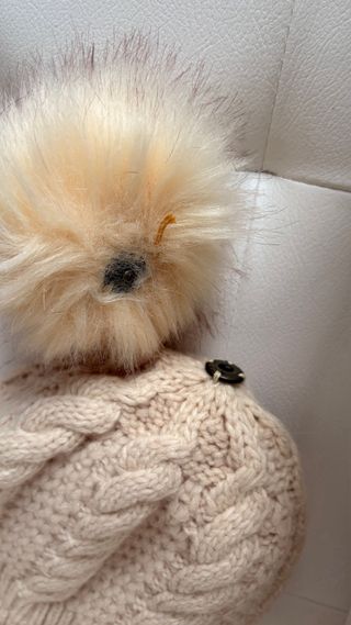 Gorro de lana beige con pompón