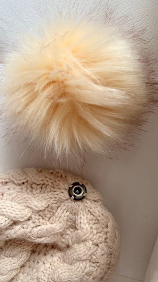 Gorro de lana beige con pompón