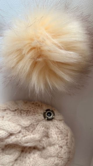Gorro de lana beige con pompón