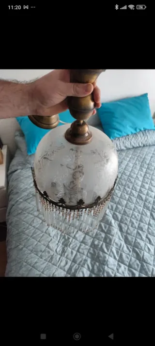 Lámpara antigua cristal y metal 60x 28, falta un p