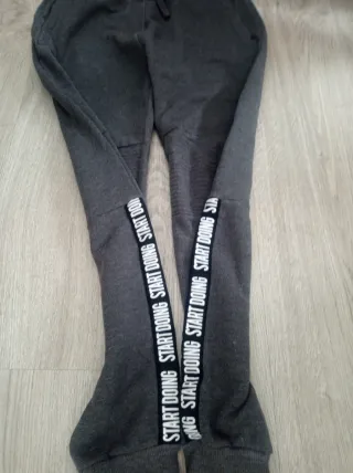 Pantalón gris con logos talla M