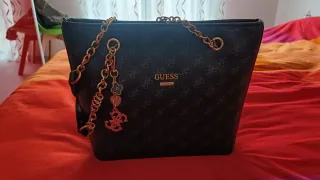 Borsa Guess Nera con Dettagli Oro