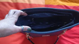 Borsa Guess Nera con Dettagli Oro