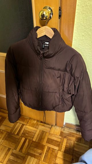 Abrigo corto acolchado H&M marrón