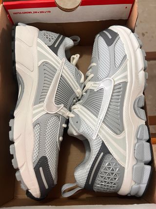 Nike Vomero 5 Gris y Blanco