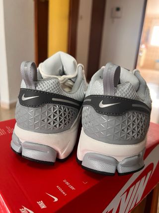 Nike Vomero 5 Gris y Blanco